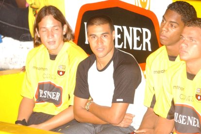 Cristian Chaparro (c) fue presentado el 25 de junio de 2002, como jugador de Barcelona.