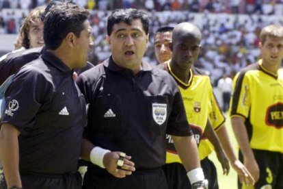 El exárbitro ecuatoriano Byron Moreno (c) tuvo una polémica actuación en el duelo que se dio entre Liga de Quito y Barcelona, el 8 de septiembre de 2002, pitar 10 minutos de adición