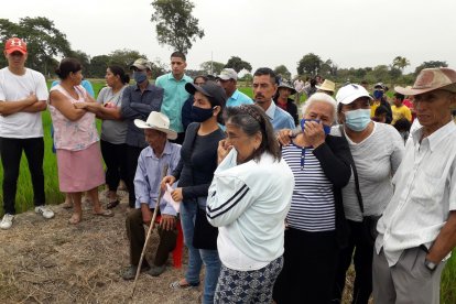 Los padres de la fallecida eran consolados por familiares y vecinos.