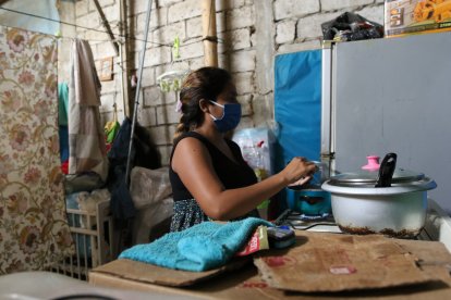 Olguita prepara sus alimentos, lo hace sin ayuda.