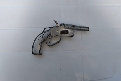 Este es el revólver que cargaban los dos capturados.