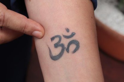 El símbolo Om grabado recientemente en uno de sus brazos habla de la unión de lo físico con lo espiritual.