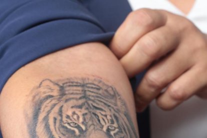 En uno de sus brazos se tatuó un gran tigre, que le recuerda la fortaleza que requiere a diario.