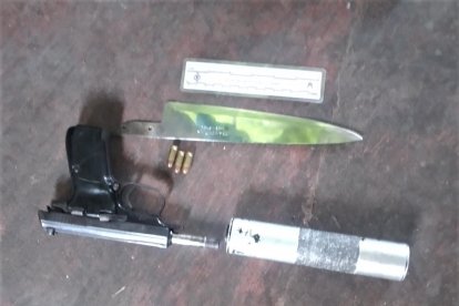 Esta seria el arma con silenciador que se usó para matar dentro de la cárcel.