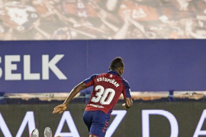 Pervis Estupiñan tuvo un gran año con el Osasuna de LaLiga.