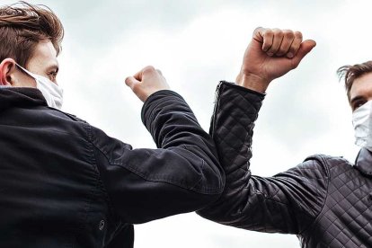 Hablar del coronavirus en reuniones sociales se ha hecho un hábito.