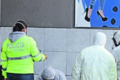 El cadáver fue hallado en la acera de un local comercial, donde fue golpeado hasta matarlo.