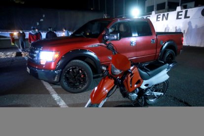 Esta camioneta y la moto custodiaban a uno de los vehículos. Los tres se movilizaban por el sector de Ponceano, norte de Quito.
