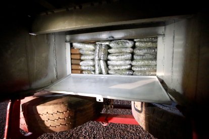 Los paquetes fueron camuflados en compartimentos como la galera del cajón de carga de los tráileres.