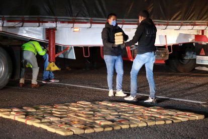 Un total de 20 agentes se requirió para sacar la droga de los camiones.