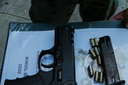 Además del arma, el hombre tenía en su poder ocho balas.