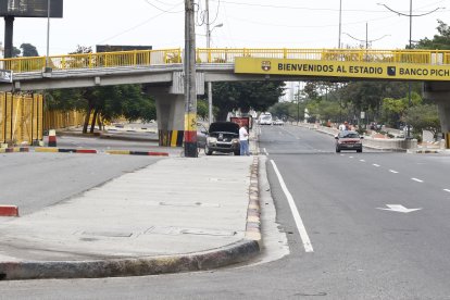 La avenida Barcelona en un día de fútbol, sin hinchas, vendedores ni curiosos del fútbol.