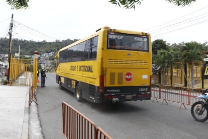 El bus del Guayaquil City ingresando al estadio Monumental.