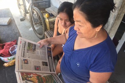 Mercy Suárez y su hija Carolina Borbor, de Santa Elena, están atentas a lo que publica EXTRA.