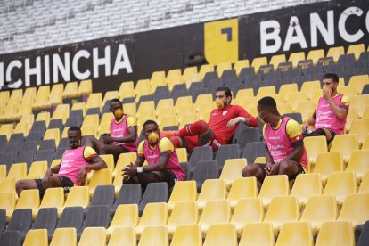 Los jugadores no fueron a la banca de suplentes, estuvieron en las gradas.
