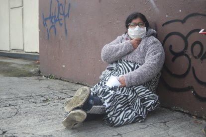 Verónica espera los  resultados de su madre, quien ingresó en estado grave.