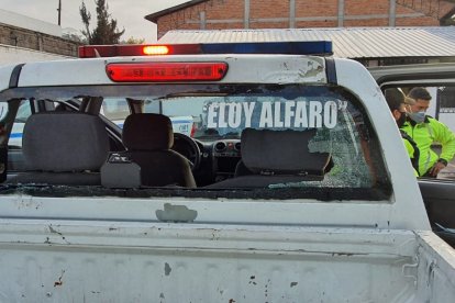 En el enfrentamiento, los trabajadores arrojaron piedras a un patrullero.