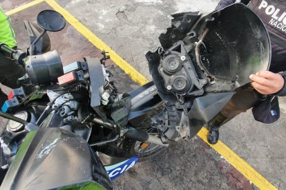 Una moto también fue destrozada en el pleito.