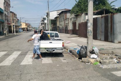 Personas irresponsables insisten en sacar la basura fuera de los horarios establecidos.