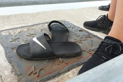 Un par de zapatillas y una Biblia dejó el hombre que se lanzó al río