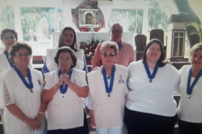 EllyMay Sánchez durante la ceremonia de consagración junto a directivos de la Asociación de la Divina Misericordia