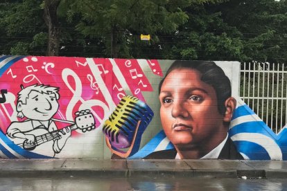 'Monosapiens Crew’ ha visto en Guayaquil un gran lienzo y ha pintado un sinnúmero de grafitis en sus paredes, entre estos uno de Julio Jaramillo.