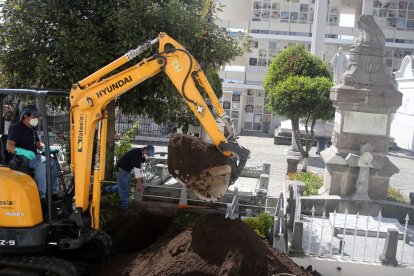 En los cementerios también se realizan inhumaciones en las propiedades que han sido reservadas hace años para enterrar a los miembros de una familia.