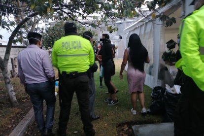 En Calderón hasta se instalaron carpas. Las autoridades insistieron en que las reuniones están prohibidas.