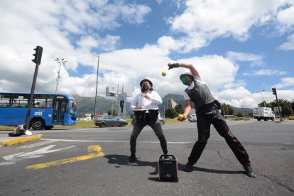 Las calles son su escenario, un semáforo en rojo y el trafico son los mejores aliados para poder demostrar su destreza.
