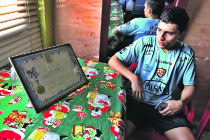 ste es el diploma de honor entregado durante su etapa escolar a Evelyn. Aún lo guardan en su hogar.