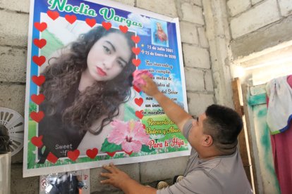Un cartel con la foto de Noelia reposa en la sala de la familia  Vargas.