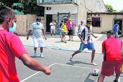 Los vecinos de las calles 34 y Chambers recurrieron a las mascarillas.