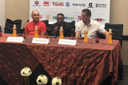 Los técnicos con el jugador, durante la rueda de prensa en la que se dieron detalles del partido de despedida.