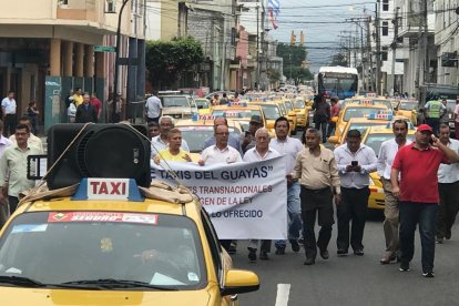  Los agremiados en el taxismo amarillo salieron a protestar en las calles de Guayaquil, Quito y otras ciudades, contra las plataformas digitales. 