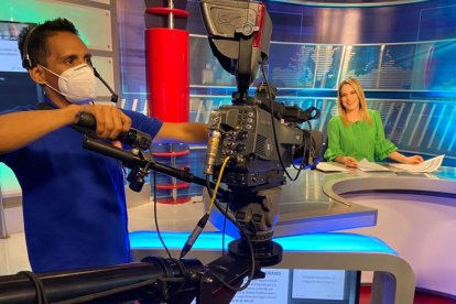 Como parte del equipo de operaciones de TC también le toca estar en el noticiero, pero sin patines.