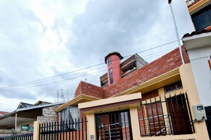 Desde la terraza de esta vivienda colgaron al animalito.