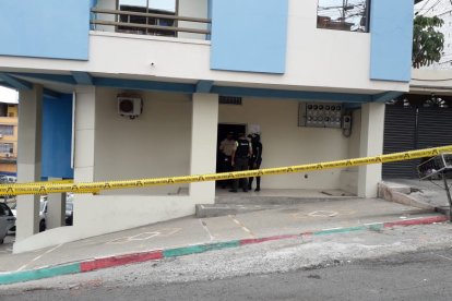 En el segundo piso de este edificio de la Calle 8 y Avenida 10 fue hallado muerto el médico.