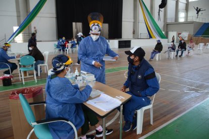 Si el médico lo solicita se realizan pruebas de sangre para confirmar la presencia del virus.