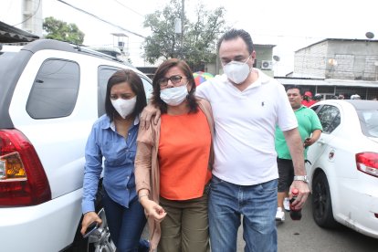 La mamá (centro) y tío de Daniel Salcedo estuvieron presentes durante su traslado.
GERARDO MENOSCAL
Agencia (ag-expreso)