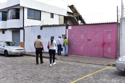 Durante las investigaciones, el menor observaba a los agentes desde la terraza del inmueble.  

27 de julio 2020

KARINA DEFAS 

Agencia (ag-expreso ag-extra ag-quito)
