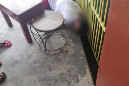 El hombre quedó tendido al pie de una tienda a donde iba a comprar.