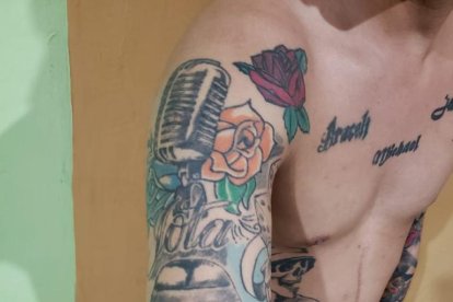 El sospechoso tiene varios tatuajes en su cuerpo.