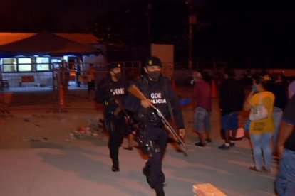 Policías del Grupo de Operaciones Especiales (GOE) llegaron a la cárcel para controlar la situación.