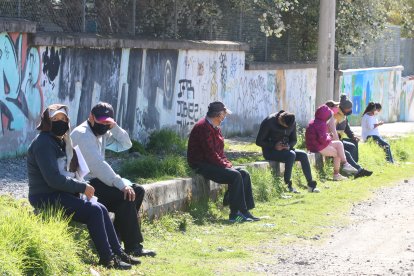 En las afueras del dispensario médico de Caupicho varias personas con síntomas respiratorios esperan su turno.