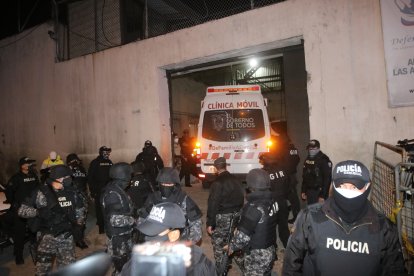 Más de una veintena de uniformados escoltaron la ambulancia hasta la cárcel.