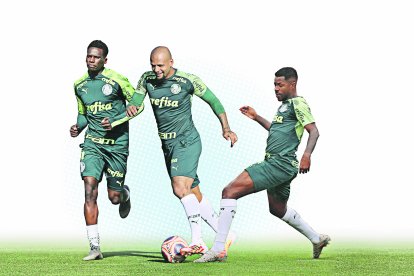 El volante ecuatoriano Jean Carlos Quiñónez (i) junto a Felipe Melo (e) y Ramires Gil Santos (d) en el entrenamiento del Palmeiras.