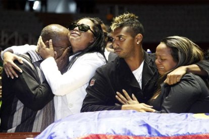 Ronny Benítez (c) y su familia, en el funeral del 'Chucho', que se dio en Quito el 3 de agosto de 2013.