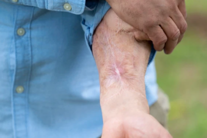 El británico tendrá que esperar a que la situación tras el coronavirus mejore para que pueda culminar con el procedimiento.