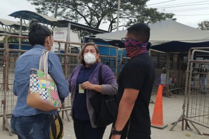 Sus hijos aguardan en los exteriores de la cárcel el traslado de su progenitora.