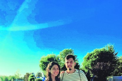 Christian Romero se tomó vacaciones tras la cuarentena, junto a su novia y su hija.